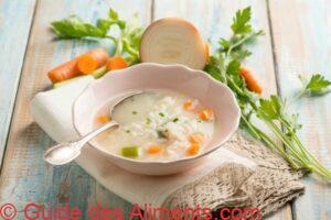 soupe de riz aux carottes, céleri, oignon et persil